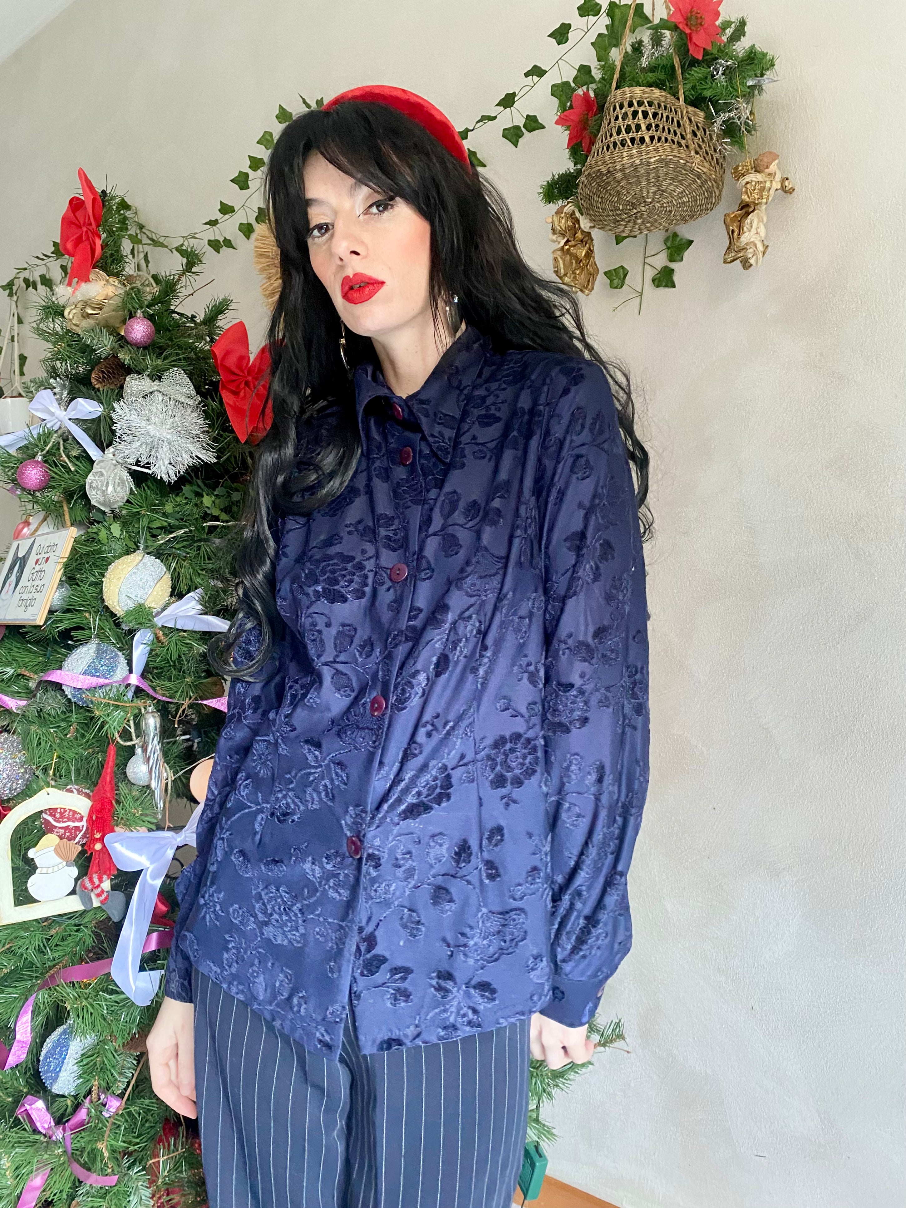 Camicia blu con rose in velluto e collo wing