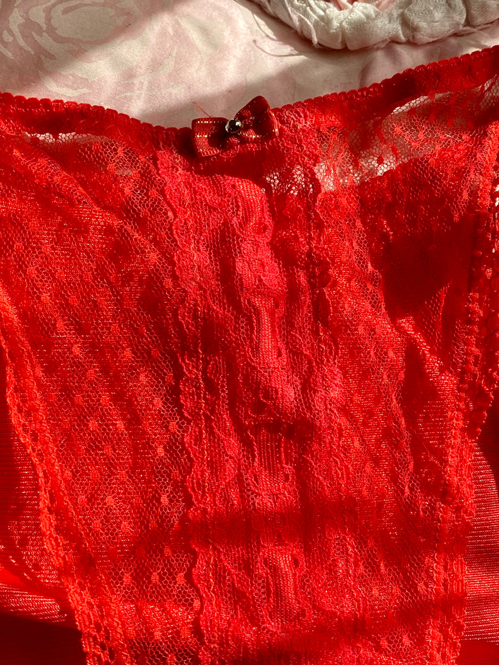 Slip en voile à pois en dentelle