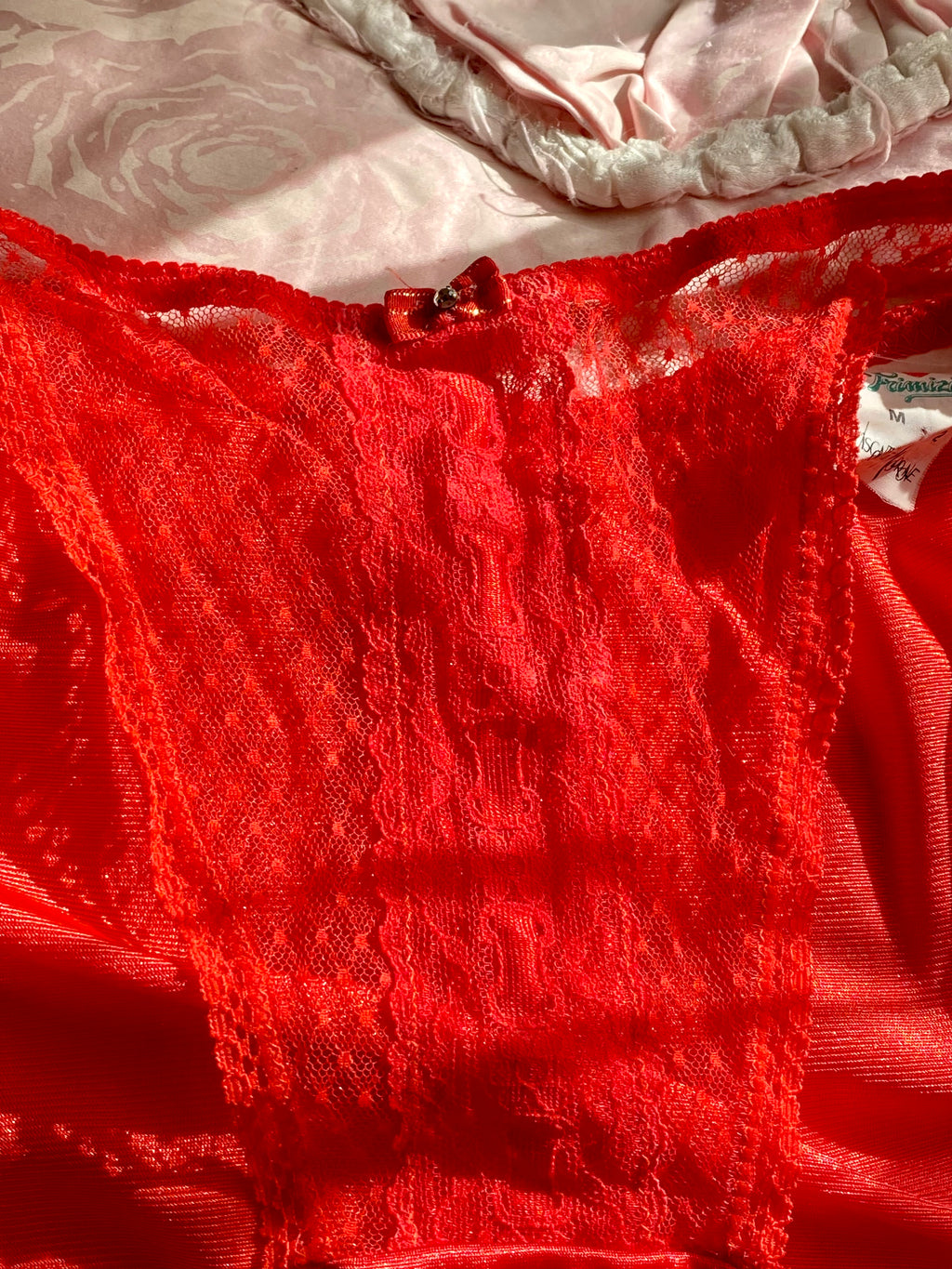 Slip en voile à pois en dentelle