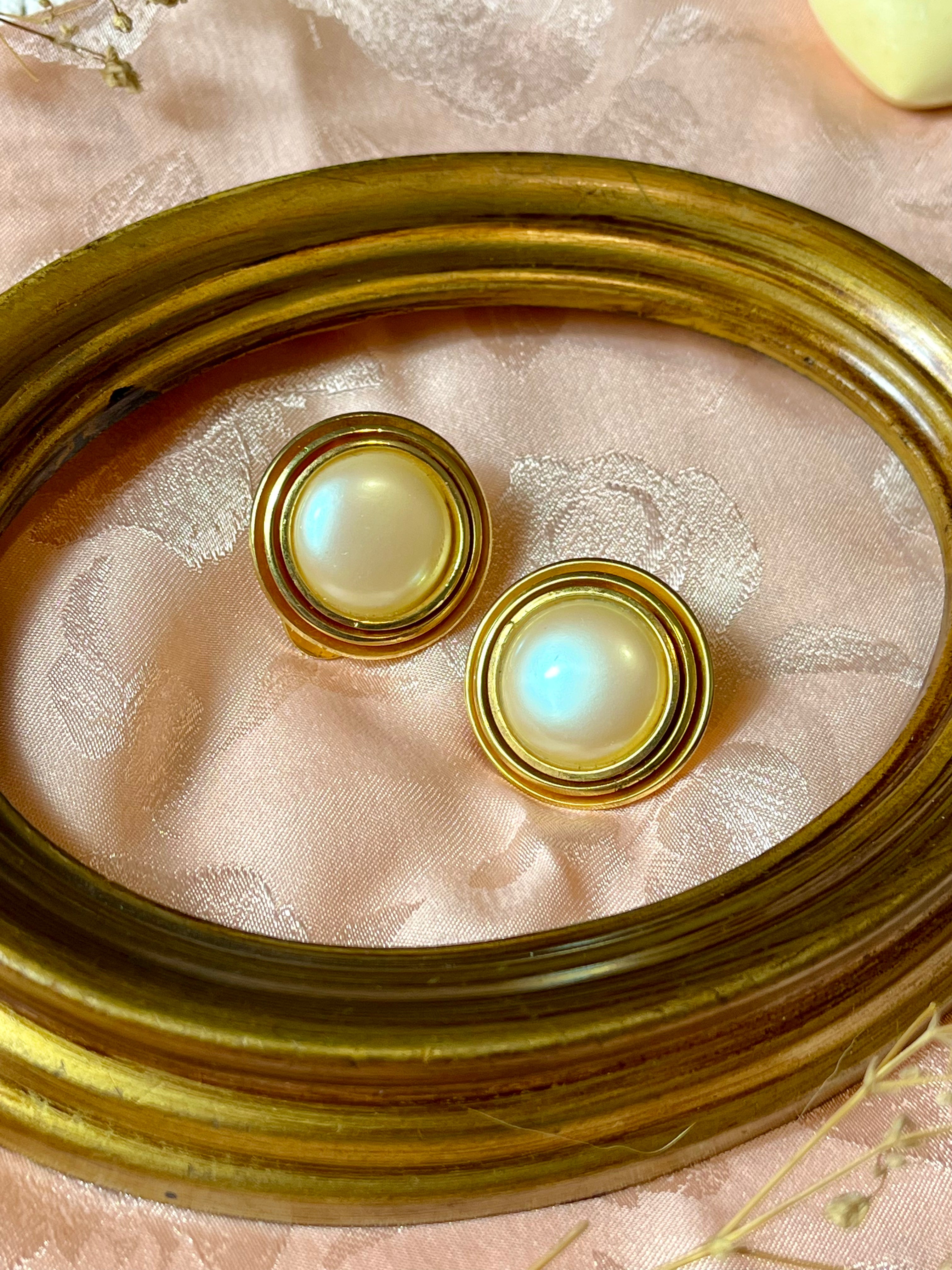 Orecchini dorati a bottone con perla